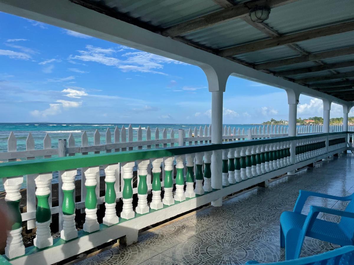 The Wave Hostel Corn Island Brig Bay Extérieur photo