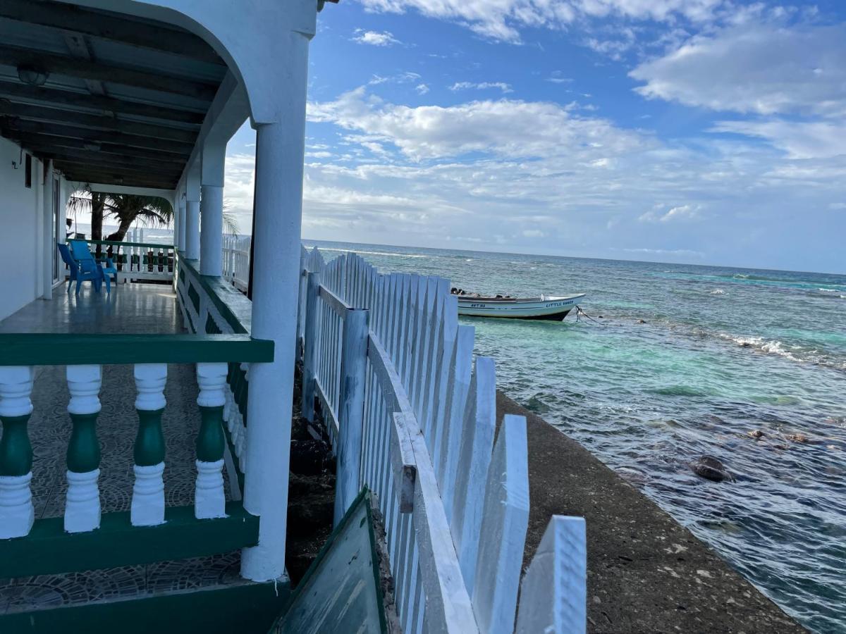 The Wave Hostel Corn Island Brig Bay Extérieur photo